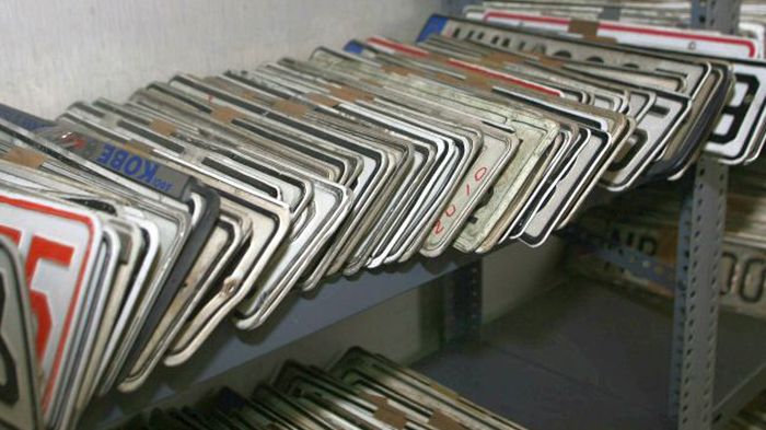 Πληρώνοντας τα αναλογούντα τέλη για το υπόλοιπο του έτους, από σήμερα θα μπορούν οι ιδιοκτήτες οχημάτων να παραλαμβάνουν τις πινακίδες κυκλοφορίας από