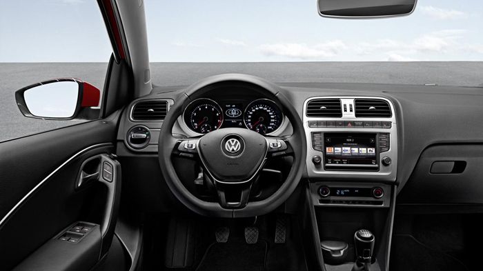 Περνώντας στην καμπίνα του Polo Facelift, το τριάκτινο τιμόνι έχει δώσει στο εσωτερικό του αυτοκινήτου μια πιο σπορτίφ πινελιά.