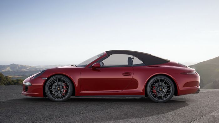 Οι εκδόσεις της 911 GTS εξοπλίζονται με το πακέτο Porsche Sport Chrono, με το σύστημα ενεργής ανάρτησης PASM που μειώνει το ύψος του αμαξώματος κατά 1
