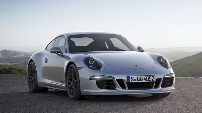 Η 911 GTS ξεχωρίζει μέσω των φουσκωμένων θόλων, του φαρδύτερου πίσω μετατρόχιου, του εμπρός προφυλακτήρα, των προβολέων bi-Xenon, της σκουρόχρωμης εξά