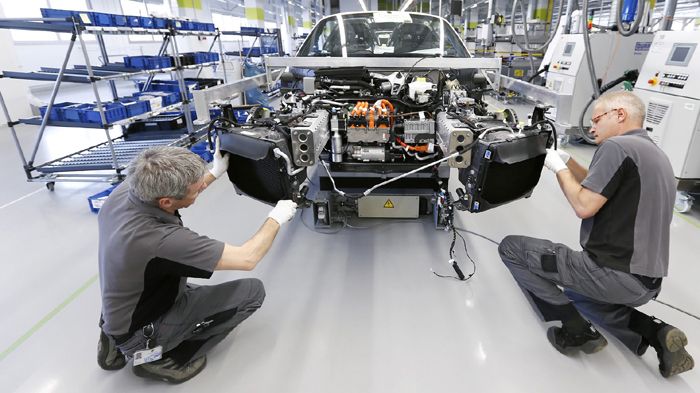 Δύο περιστατικά ανάφλεξης σε αντίστοιχα μοντέλα -σε Ιταλία και Ελβετία- θορύβησαν την Porsche και την ανάγκασαν να σταματήσει για λίγο την παραγωγή τη