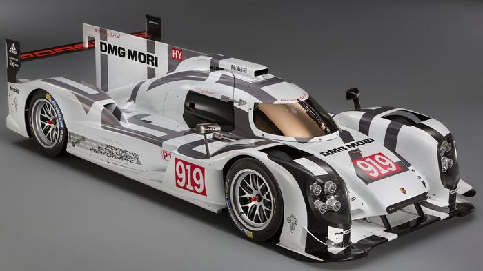 Στην αγωνιστική 919 Hybrid χρησιμοποιείται ένα νέο V4 μοτέρ της Porsche, που συνδυάζεται με έναν ηλεκτροκινητήρα τοποθετημένο στον μπροστινό άξονα.