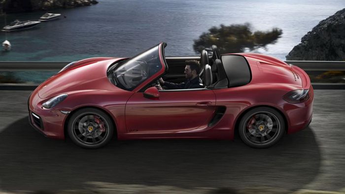 Tα δύο μοντέλα εξοπλίζονται με το σύστημα Porsche Active Suspension Management (PASM), ενώ πατάνε επάνω σε 20 ιντσών ζάντες αλουμινίου.
