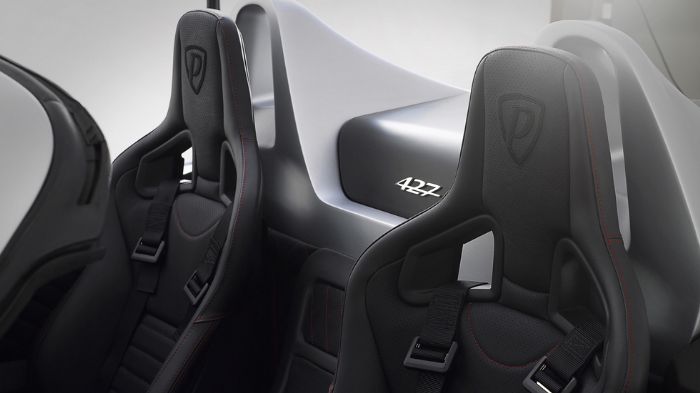 Το Puritalia 427 διαθέτει αλουμινένιο σασί και αμάξωμα από ανθρακονήματα, με το βάρος των 1.150 κιλών να είναι μοιρασμένο εμπρός/πίσω στο 50/50.