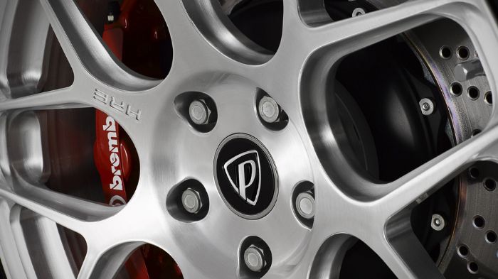 Το 427 διαθέτει φρένα Brembo με διάμετρο 380 χλστ. μπροστά και 6πίστονες δαγκάνες και 340 χλστ. πίσω, με 4πίστονες δαγκάνες.