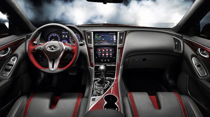 Στο εσωτερικό του concept κυριαρχεί η μεγάλη οθόνη αφής στη κεντρική κονσόλα, οι λεπτομέρειες από ανθρακόνημα στην κονσόλα και το τιμόνι και τα χρωμιο