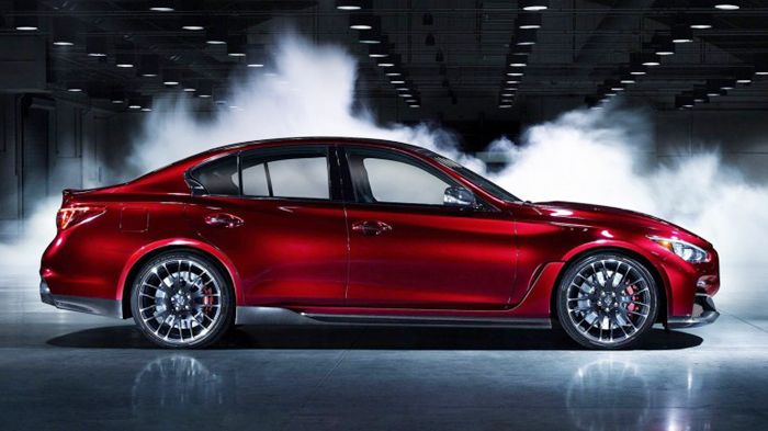 Οι λεπτομέρειες από ανθρακόνημα στον εμπρός προφυλακτήρα, τα πλαϊνά μαρσπιέ και τον διαχύτη στο πίσω τμήμα είναι στοιχεία που προσθέτουν δυναμικότητα 