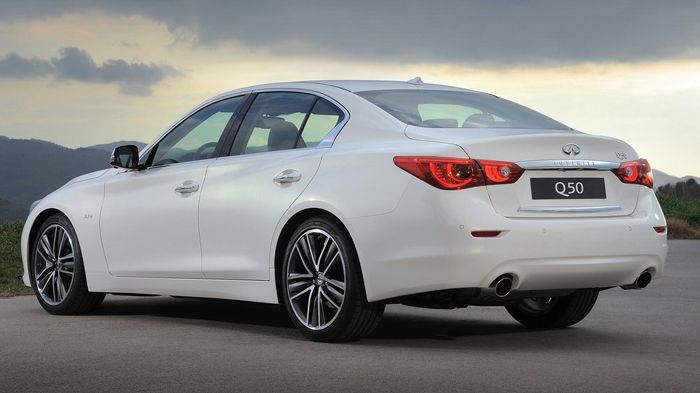 Στο πλαίσιο της συνεργασίας Daimler - Infiniti, το εικονιζόμενο Infiniti Q50 πρόσθεσε στην γκάμα των μηχανικών συνόλων του έναν 2λιτρο turbo της Merce