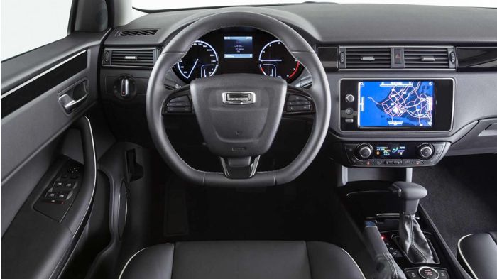 Στο εσωτερικό του μοντέλου κυριαρχεί μια οθόνη αφής 8 ιντσών με σύστημα infotainment και δυνατότητα συνδεσιμότητας με smartphones.