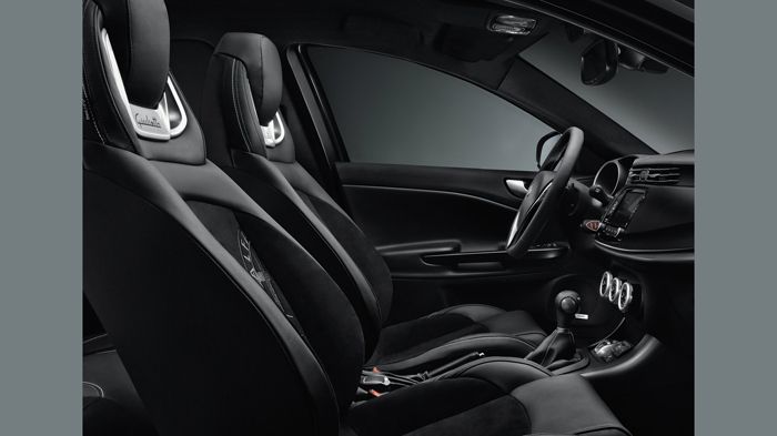 Το εσωτερικό προέρχεται από την «κανονική» Giulietta, με τη διαφορά να γίνεται από τα σπορ καθίσματα, το flat-bottom τιμόνι και τα λογότυπα QV.