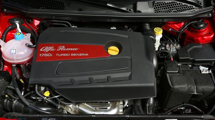 Το αλουμινένιο turbo μοτέρ των 1,75 λτ. και το 6άρι κιβώτιο διπλού συμπλέκτη TCT με σύστημα Launch Control της Giulietta QV προέρχονται από την 4C cou