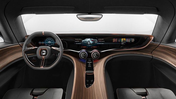 Εσωτερικά, το νέο QUANT e-Sportlimousine διαθέτει μια μεγάλη κεντρική κονσόλα που περιλαμβάνει μια τεράστια ηλεκτρονική οθόνη, ενώ ξεχωρίζουν τα φινιρ