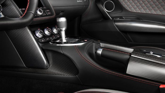 Περνώντας στο εσωτερικό, συναντάμε διάκοσμο από ανθρακονήματα και φωτιζόμενα μαρσπιέ με το λογότυπο «R8 competition», ενώ η Audi υπόσχεται πως θα υπάρ