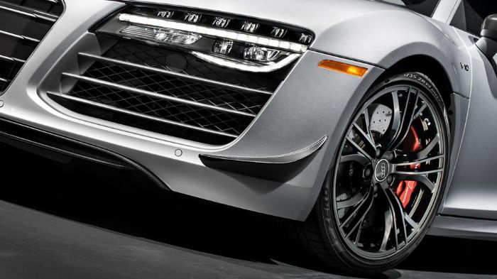 Τα φρένα είναι κεραμικά και διαθέτουν κόκκινες δαγκάνες, ενώ οι τροχοί και οι απολήξεις της σπορ εξάτμισης είναι βαμμένα σε μαύρη γυαλιστερή απόχρωση.