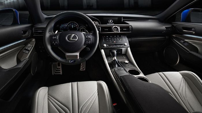 Tο εσωτερικό του Lexus RC F διαφοροποιείται από το «κανονικό» RC μέσω των σπορ καθισμάτων, των αλλαγμένων οργάνων, των πεντάλ αλουμινίου και του σπορ 