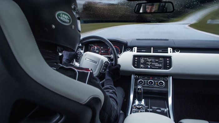 Στο εσωτερικό του πολυτελούς Range Rover Sport SVR κυριαρχεί το δέρμα στις επενδύσεις και τα bucket καθίσματα, ενώ υπάρχουν φινιρίσματα από αλουμίνιο 