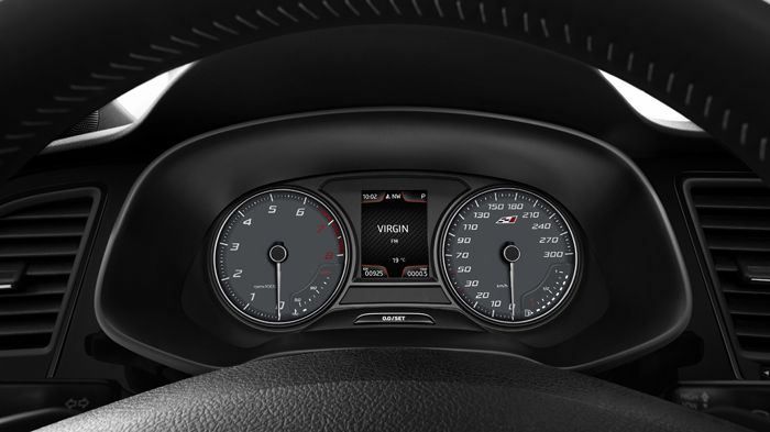 Εντυπωσιακό το εσωτερικό του Leon CUPRA, ειδικότερα τα τύπου μπάκετ καθίσματα επενδυμένα με Alcantara, τα οποία κρατούν εξαιρετικά το σώμα σε κάθε είδ