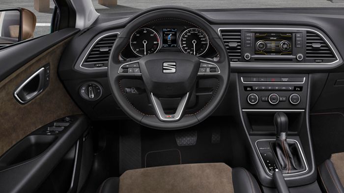 Στο εσωτερικό του Leon ST X-Perience επίσης τα καθίσματα και οι πόρτες είναι επενδυμένες από δέρμα σουέτ, ενώ υπάρχει το λογότυπο «X-P» της έκδοσης στ