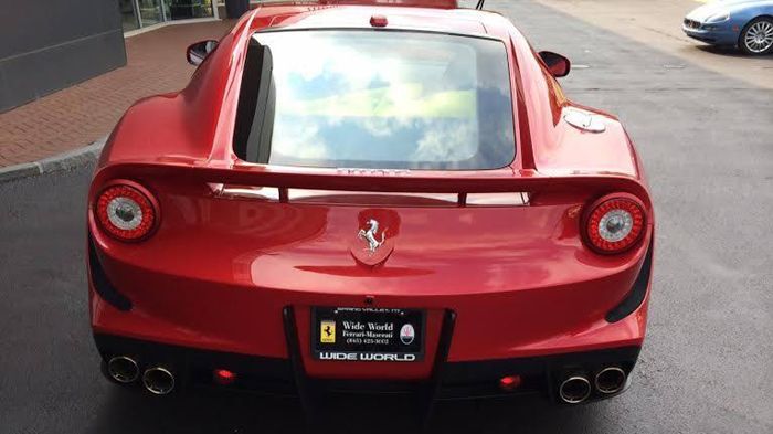 Η Ferrari SP America διαθέτει το V12 σύνολο 6.2 λτ., απόδοσης 740 ίππων ισχύος και 690 Nm ροπής.
