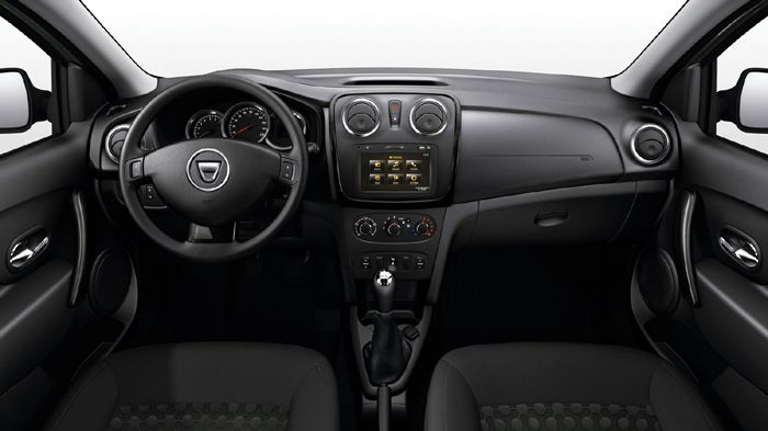 Στο εσωτερικό του Sandero Black Touch συνεχίζονται οι μαύρες λεπτομέρειες, ενώ στον στάνταρ εξοπλισμό περιλαμβάνεται το σύστημα infotainment – G