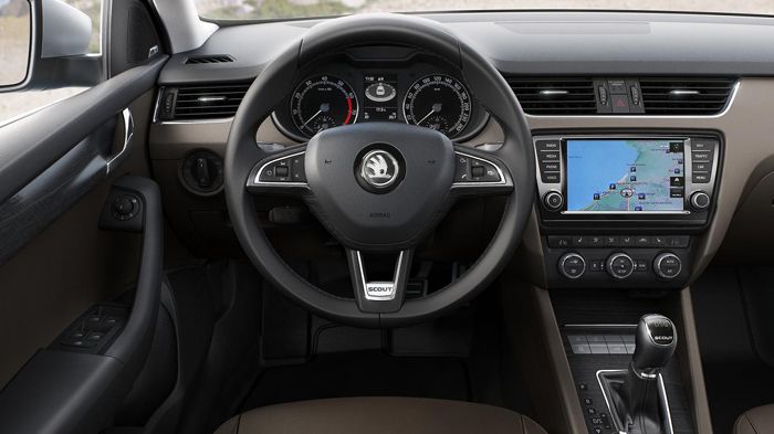 Στο εσωτερικό της Octavia Scout δεν υπάρχουν αλλαγές σε σχέση με τη sedan έκδοση, με τη μεγάλη οθόνη αφής στην κεντρική κονσόλα να «κλέβει την παράστα