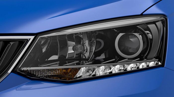 Από τη νέα teaser εικόνα της Skoda βλέπουμε ότι η νέα Fabia αποκτά μια δυναμική εικόνα με τη διαφαινόμενη μεγάλη μάσκα μπροστά, τους καινούργιους επιμ