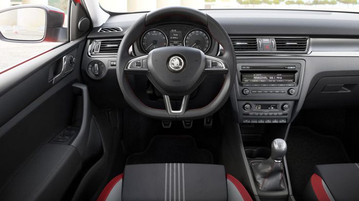 Εσωτερικά, τόσο στο Rapid Spaceback Monte Carlo, όσο και στο Yeti Monte Carlo θα υπάρχουν αντίστοιχα σπορτίφ στοιχεία και τα λογότυπα της έκδοσης.