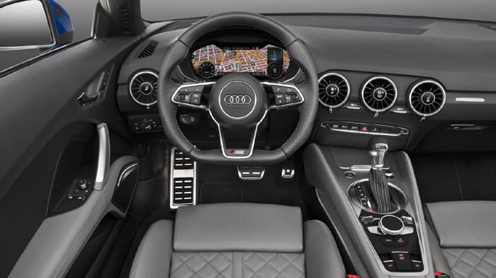 Στο εσωτερικό του TTS Roadster δεν παρατηρούνται αλλαγές σε σχέση με την Coupe έκδοσή του, πέραν της βασικής, ότι είναι δηλαδή αυστηρά διθέσιο.