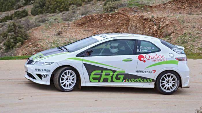 Έρχεσαι με τα «όσα» και απλά το Civic Type R ακούει στις εντολές του χειριστή του, έχοντας την βοήθεια του εκπληκτικού μπλοκέ διαφορικού και την εξαιρ