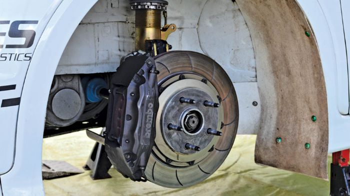 Τα φρένα άγκυρες της Brembo με δίσκους διαμέτρου 328 χλστ για τα εμπρός και 278 χλστ για τα πίσω, συνοδεύονται με κατανεμητή της πέδησης και δυο ξεχωρ