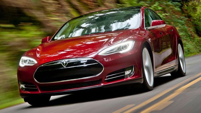 Το Tesla Model S είναι ένα αμιγώς ηλεκτροκίνητο σπορ σεντάν μοντέλο που διαθέτει έναν ηλεκτροκινητήρα 85 kWh, ο οποίος του επιτρέπει να έχει αυτονομία