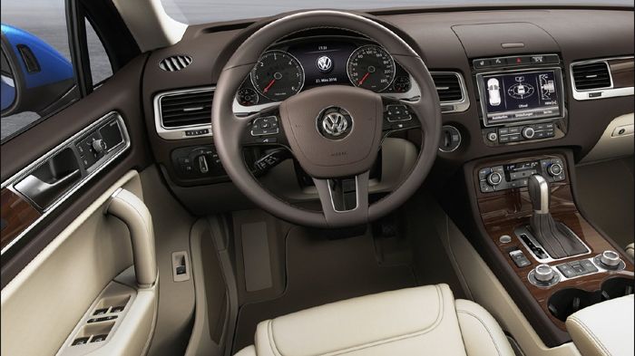 Η ατμόσφαιρα στο ποιοτικό εσωτερικό του VW Touareg είναι συνολικά αναβαθμισμένη, χάρη σε μικρές αλλαγές και στις νέες επιλογές διακόσμου.