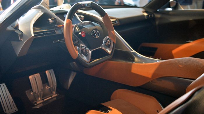 Tο καφέ εσωτερικό του ιαπωνικού 2θέσιου προσφέρει στην καινούργια έκδοση του FT-1 concept μια «αύρα» χλιδής.