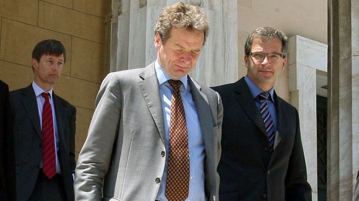 Αγώνας δρόμου για τα προαπαιτούμενα πριν έρθει η τρόικα.