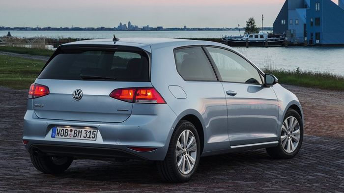 Tο Golf BlueMotion διαθέτει στο βασικό του εξοπλισμό sport ανάρτηση (χαμηλότερο κατά 15 χλστ.) και ζάντες αλουμινίου με ελαστικά χαμηλής τριβής.