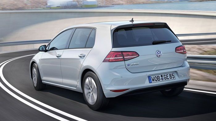 Ο ηλεκτροκινητήρας του e-Golf είναι αρκετά δυνατός, φορτίζει πλήρως σε 8 ώρες και προσφέρει αυτονομία έως 190 χλμ. 
