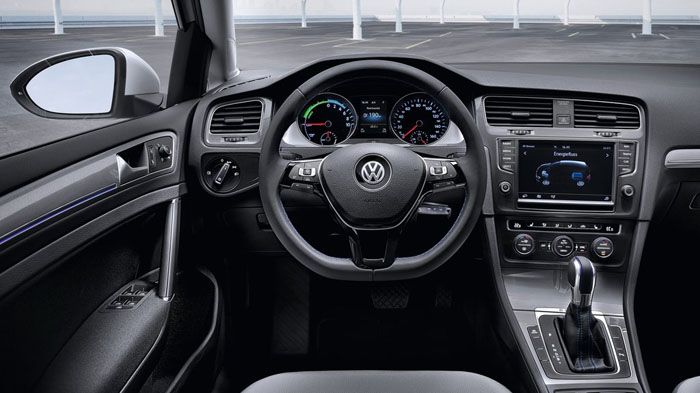 Γνώριμη η εικόνα στο εσωτερικό του VW e-Golf, με τον πίνακα οργάνων να διαφοροποιεί την αισθητική του, σε σχέση με αυτόν των συμβατικών Golf.
