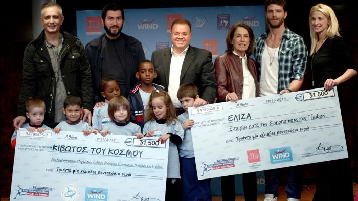 Η παράδοση των δύο επιταγών πραγματοποιήθηκε σε ειδική εκδήλωση, παρουσία των προέδρων και μελών των δύο φορέων, στελεχών αλλά και εργαζόμενων στη WIN