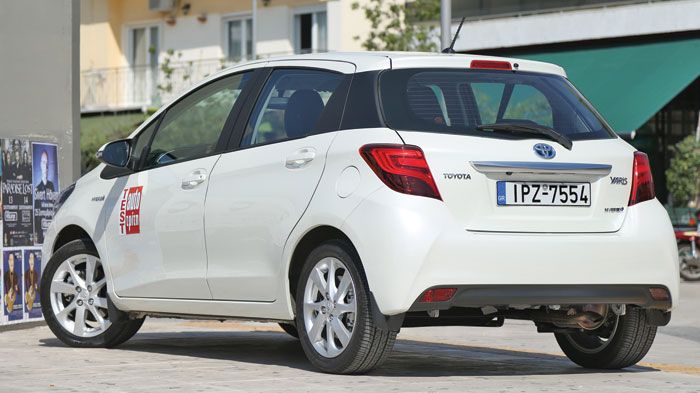 Στο πίσω μέρος του ανανεωμένου Yaris Hybrid ξεχωρίζουν τα νέα LED φωτιστικά και ο αλλαγμένος προφυλακτήρας.