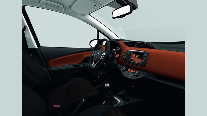Πιο ποιοτικό, περισσότερο νεανικό, με αναβαθμισμένο εξοπλισμό και καλύτερη εργονομία, έρχεται το εσωτερικό του ανανεωμένου Toyota Yaris.