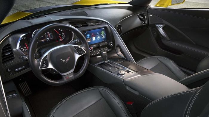 Στο εσωτερικό της νέας Z06 ξεχωρίζουν η μεγάλη οθόνη αφής στη κεντρική κονσόλα -που φτάνει μέχρι τα πίσω καθίσματα- τα φινιρίσματα από αλουμίνιο και τ