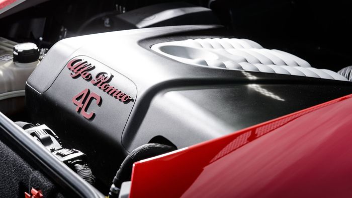 Ο turbo 4κύλινδρος κινητήρας των 1.75 λτ. αποδίδει, στην περίπτωση της Alfa Romeo 4C, 240 ίππους ισχύος και 350 Nm ροπής. Η απόδοση αναμένεται να ανέβ