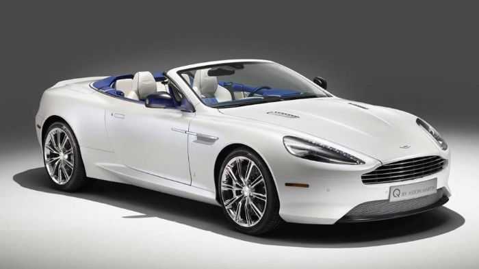 Το αμάξωμα της ιδιαίτερης αυτής DB9 Volante φέρει άσπρη (Morning Frost) απόχρωση με μπλε λεπτομέρειες από ανθρακονήματα, ενώ η κουκούλα της είναι και 