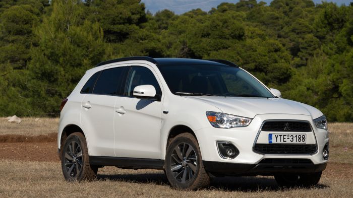 Το ανανεωμένο ASX διαθέτει προφυλακτήρες βαμμένους στο χρώμα του αμαξώματος. Η μάσκα τύπου «Jet Fighter»  συνεχίζει να αποτελεί ένα από τα ατού της σχ