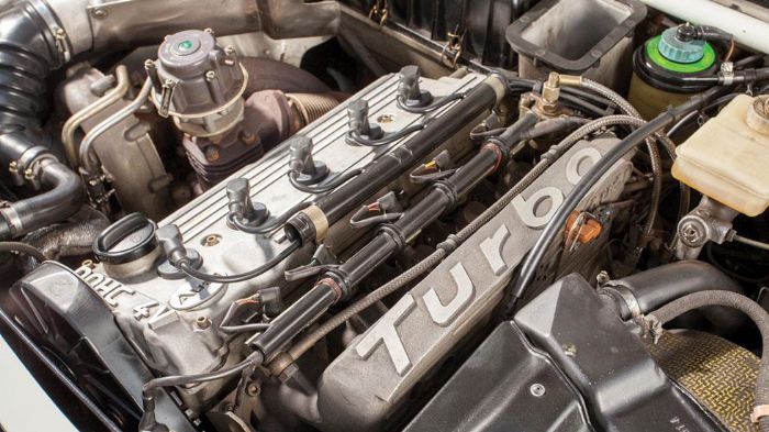 Το Audi Sport Quattro του 1984, κάτω από το καπό του φέρει τον θρυλικό 5κύλινδρο turbo κινητήρα των 2.133 κ.εκ., ο οποίος αποδίδει 306 ίππους.