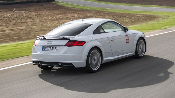 Το νέο Audi TT σχεδιαστικά αποκτά περισσότερο δυναμισμό, ενώ παράλληλα, δανείζεται και πολλά στοιχεία του αμαξώματός του, από το 1ης γενιάς μοντέλο.