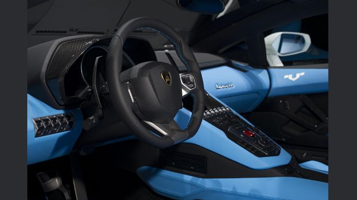 Το εσωτερικό της Lamborghini Aventador LP 700-4 Nazionale είναι σε δύο τόνους και διαθέτει carbon φινίρισμα.