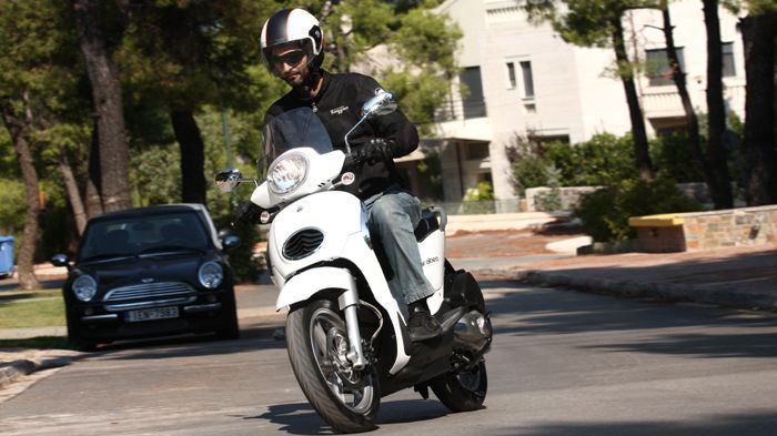 Το Aprilia Scarabeo 200 i.e. διαθέτει επιλογή χαρτογράφησης, με την eco να ευνοεί την οικονομία στην κατανάλωση.
