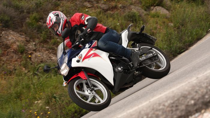 Έξω από την πόλη, το CBR 250R είναι υποδειγματικά σταθερό, ακόμη και όταν ξεπερνά τα 160 χλμ./ώρα.
