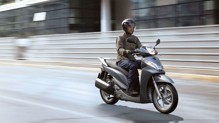 Ο μονοκύλινδρος κινητήρας του Honda SH αποδίδει 27 ίππους και 2,7 kgm ροπής.
